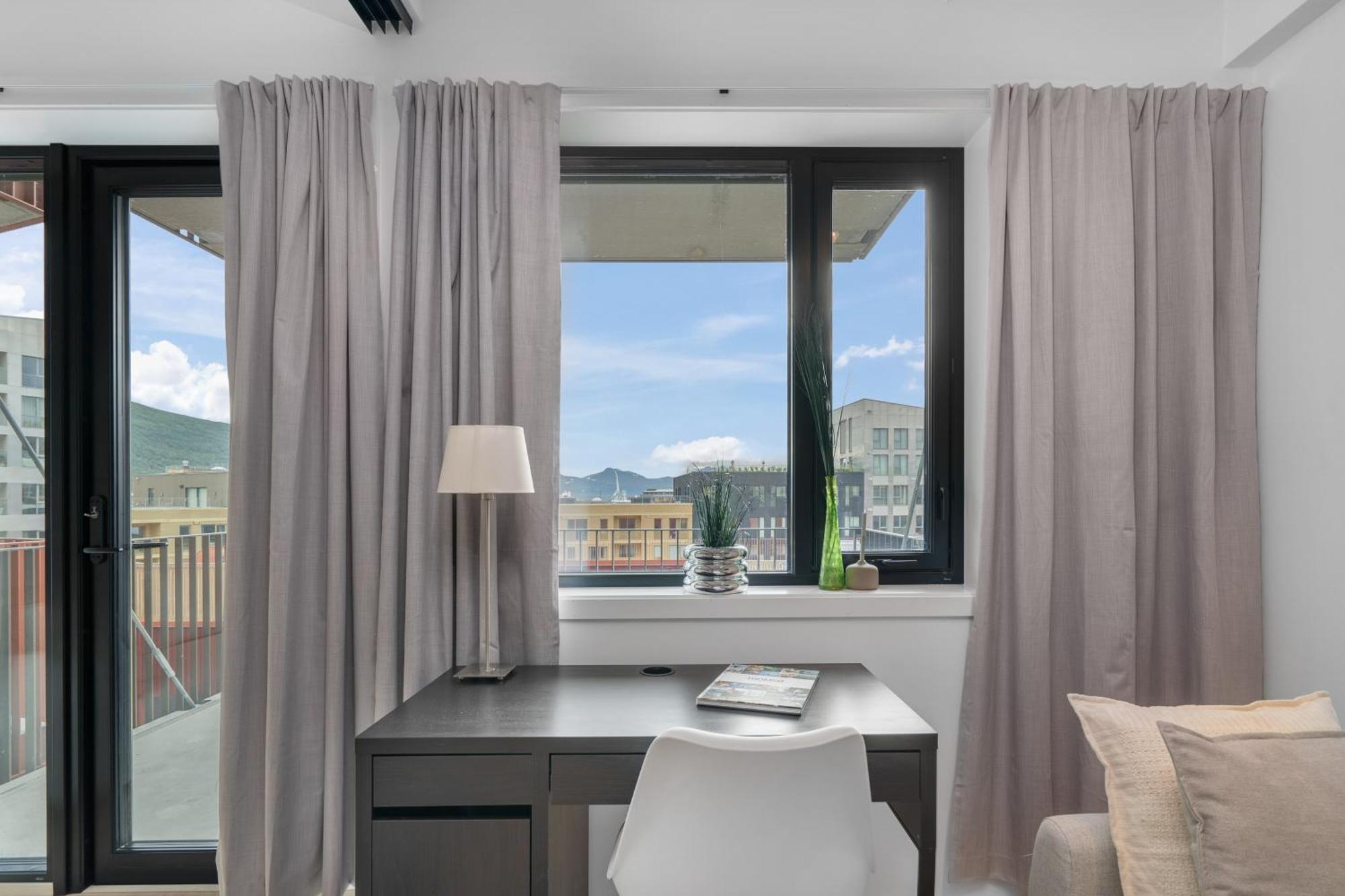 Sleek 1bd With Sea View