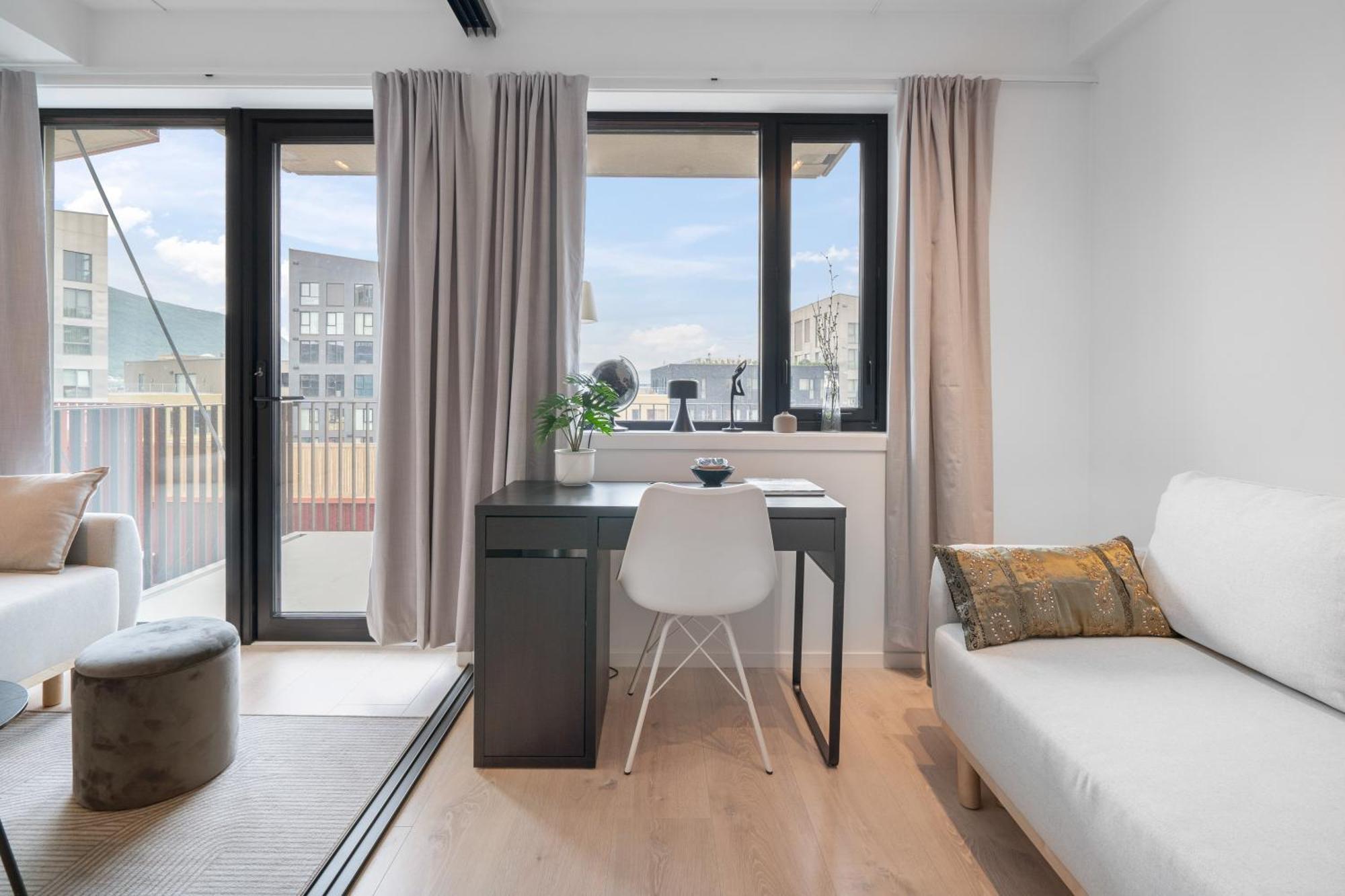 Sleek 1bd With Sea View Apartment